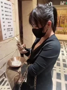 老公对不起我是随便给人操的荡妇 当老公面边挨操边道歉